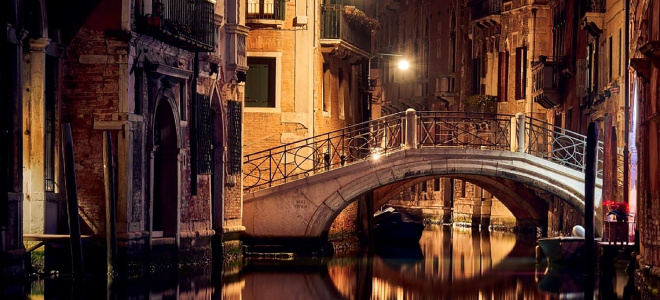 ghosts and legends of Venice evening walking guided tour